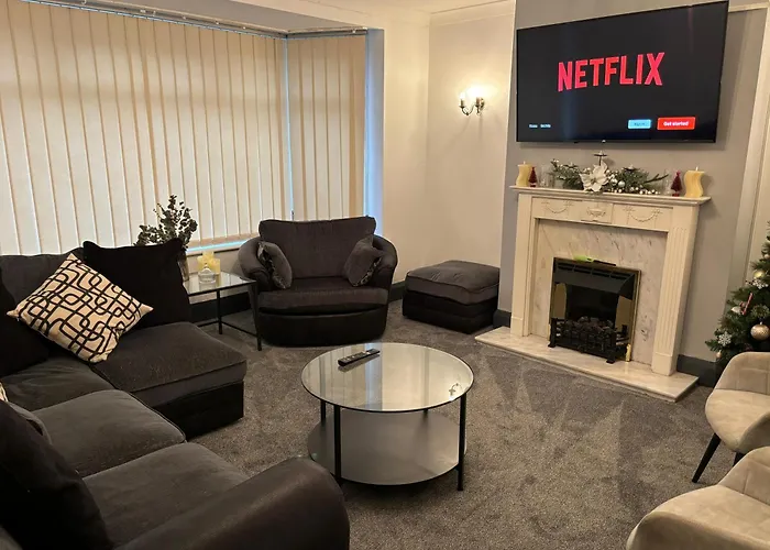 Cozy 3 Bed Home In Halifax With Secure Parking - Long & Short Stays Welcome!