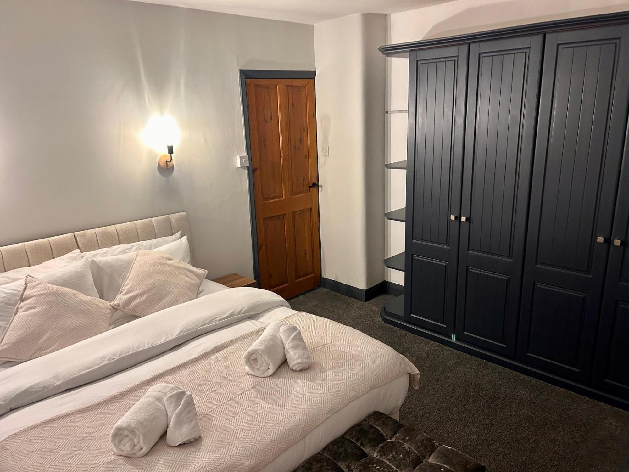 Cozy 3 Bed In With Secure Parking - Long & Short Welcome! *