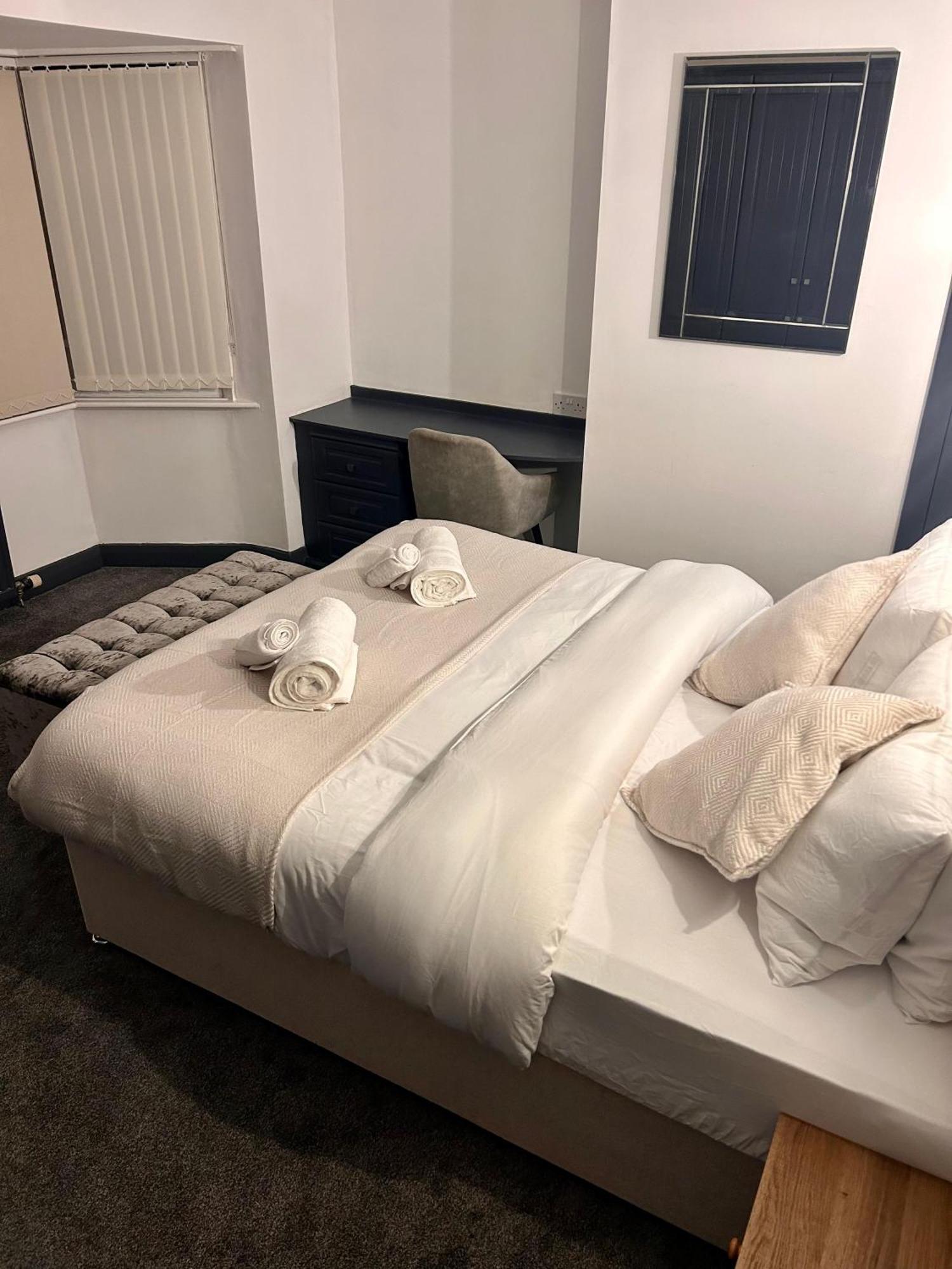 Holiday home Cozy 3 Bed In With Secure Parking - Long & Short Welcome! *