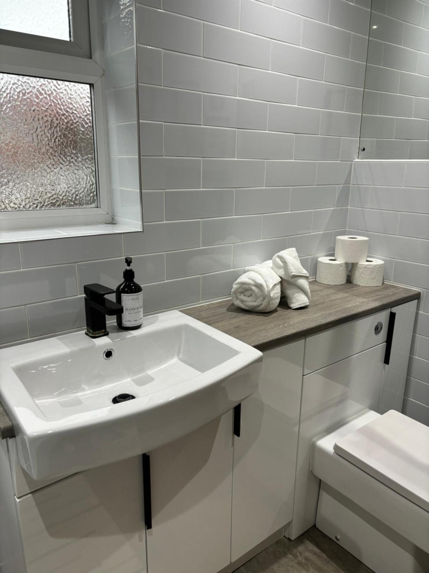 Cozy 3 Bed In With Secure Parking - Long & Short Welcome! Halifax