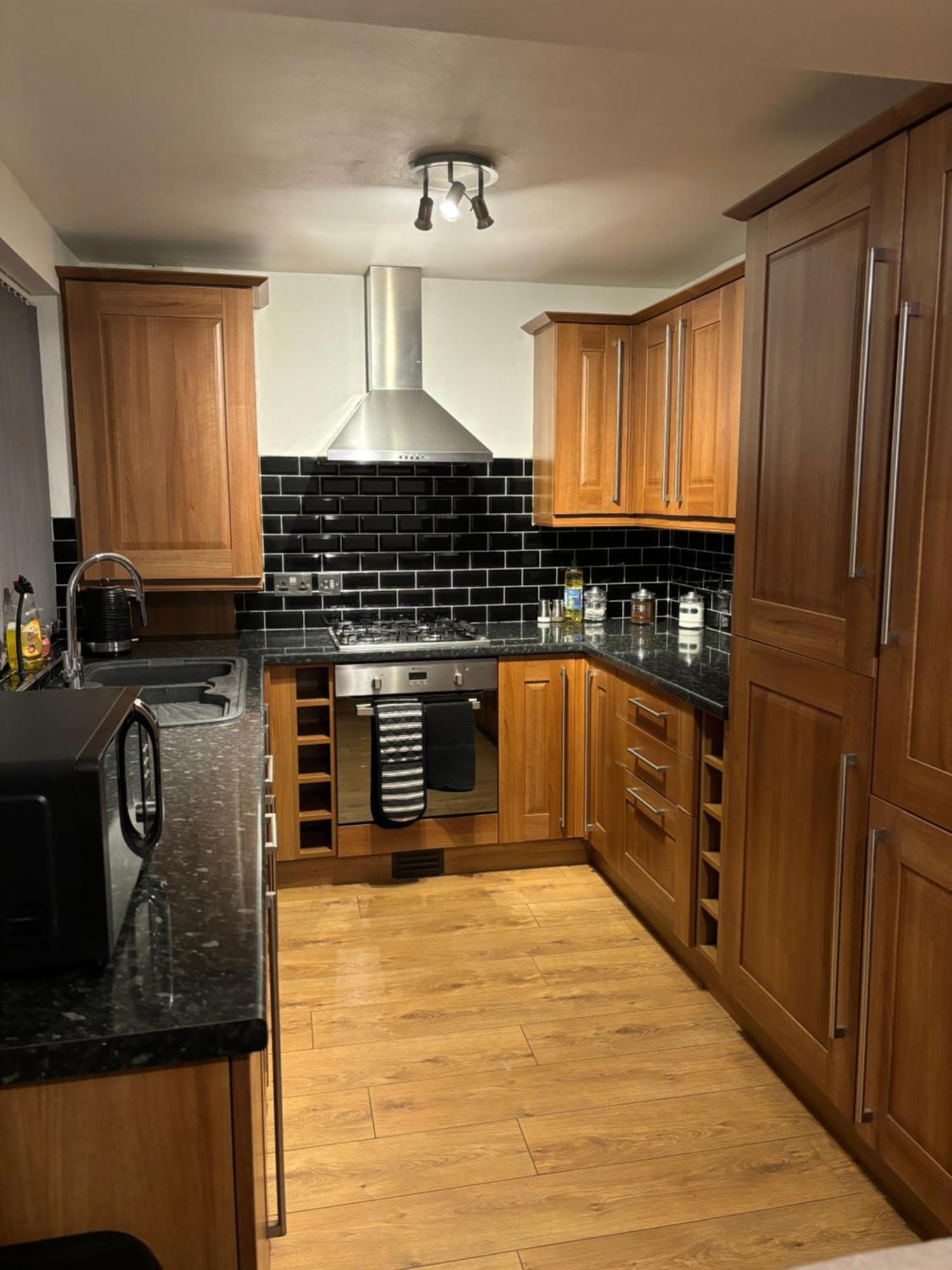Holiday home Cozy 3 Bed In With Secure Parking - Long & Short Welcome! *