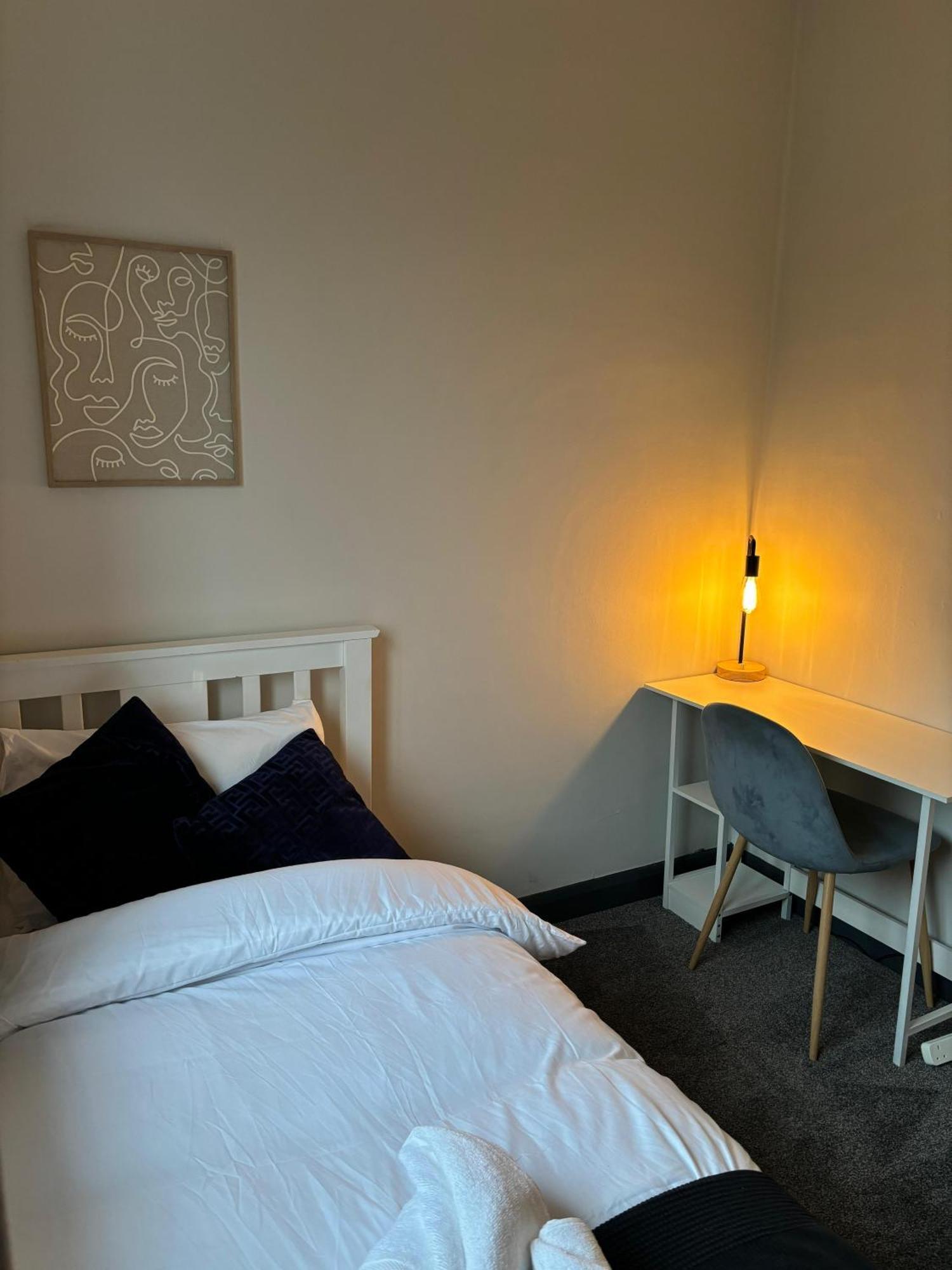 Holiday home Cozy 3 Bed In With Secure Parking - Long & Short Welcome!