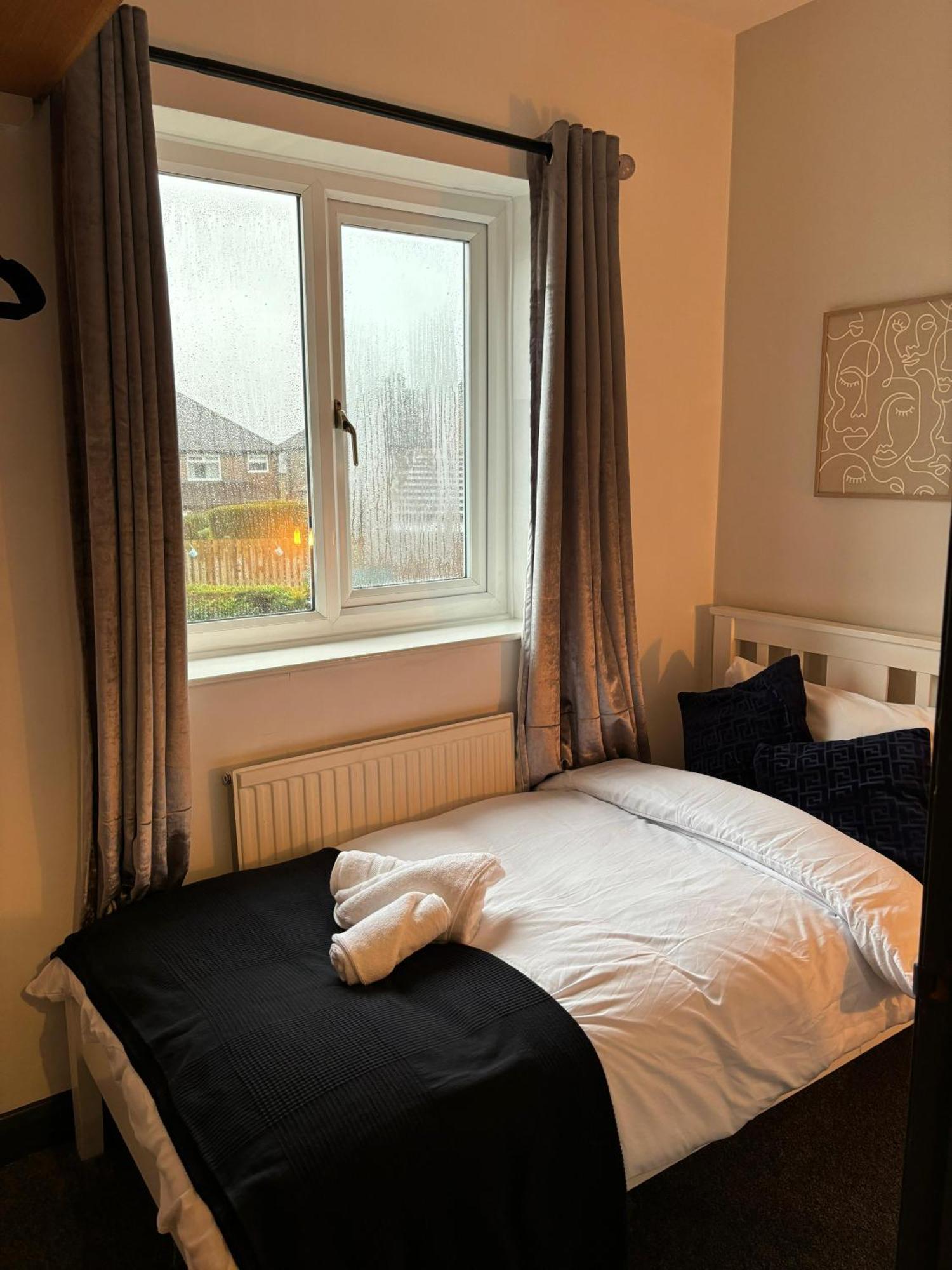 Cozy 3 Bed In With Secure Parking - Long & Short Welcome! * Halifax
