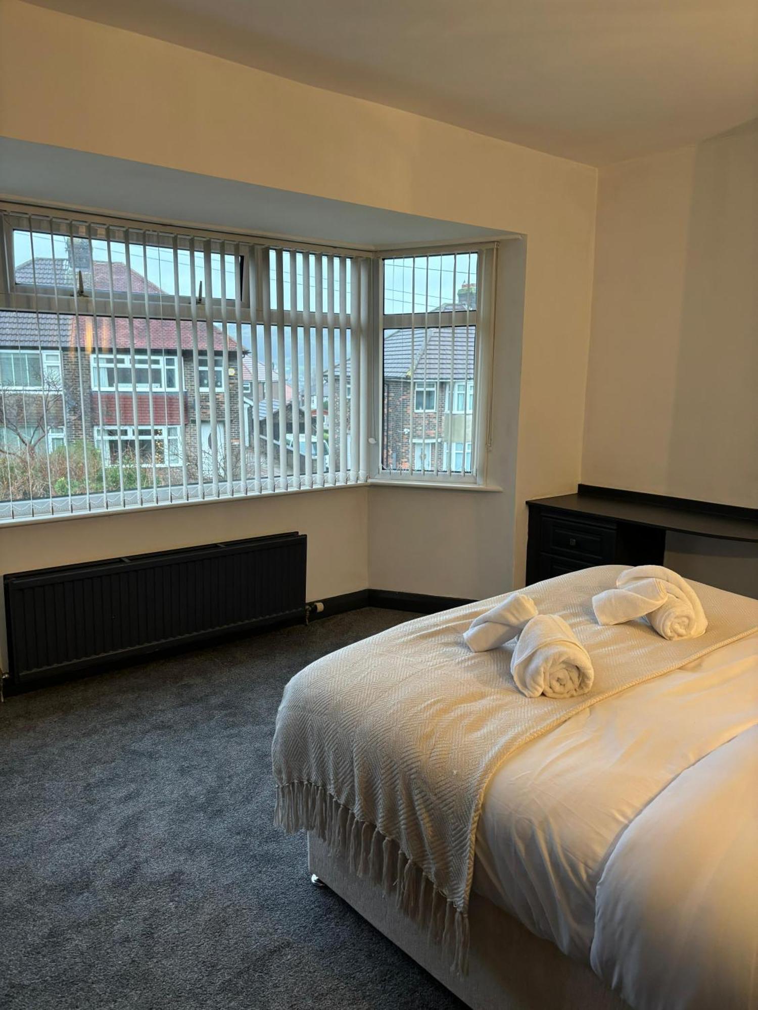 Holiday home Cozy 3 Bed In With Secure Parking - Long & Short Welcome! *