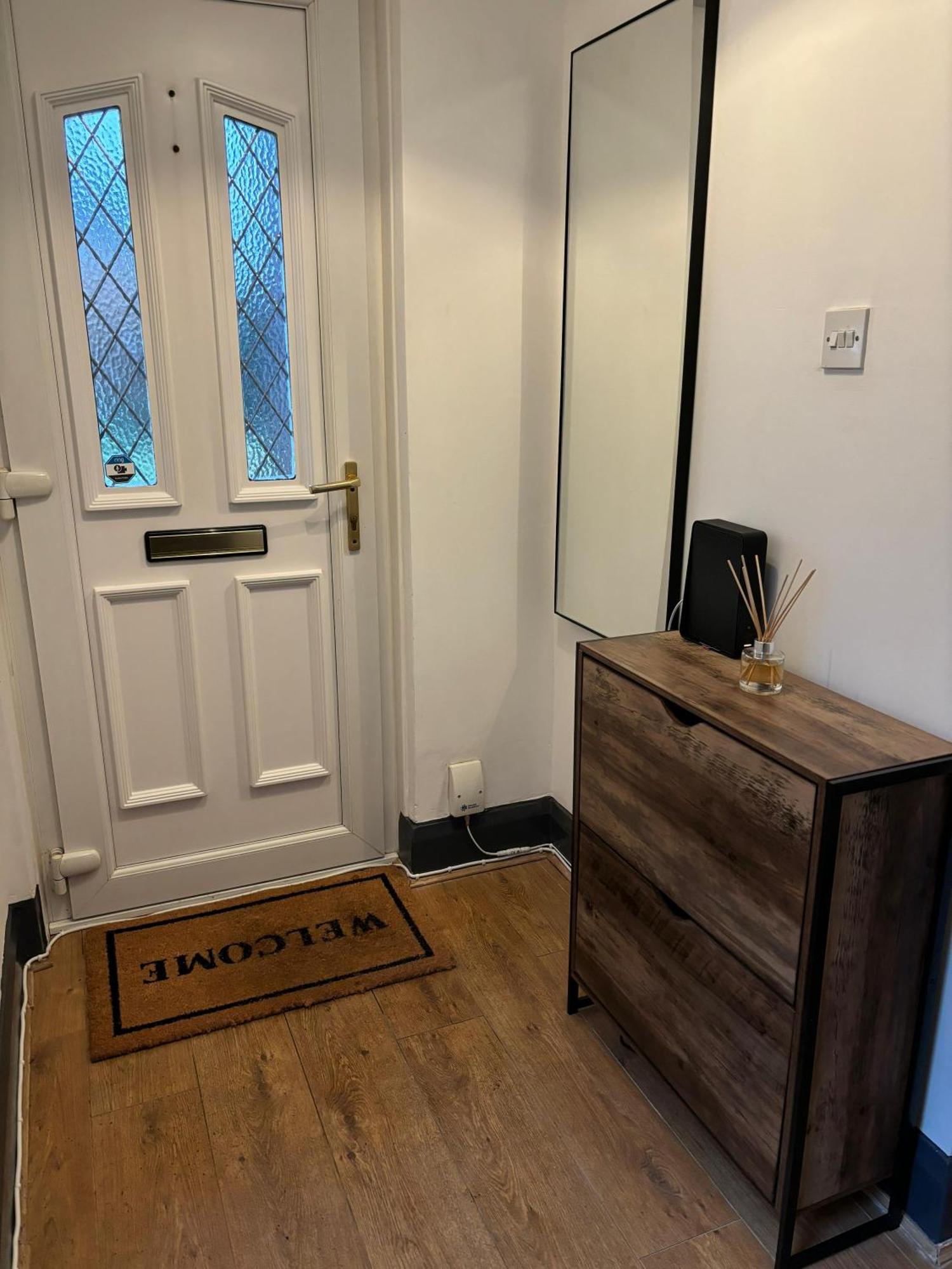 Cozy 3 Bed In With Secure Parking - Long & Short Welcome! Holiday home