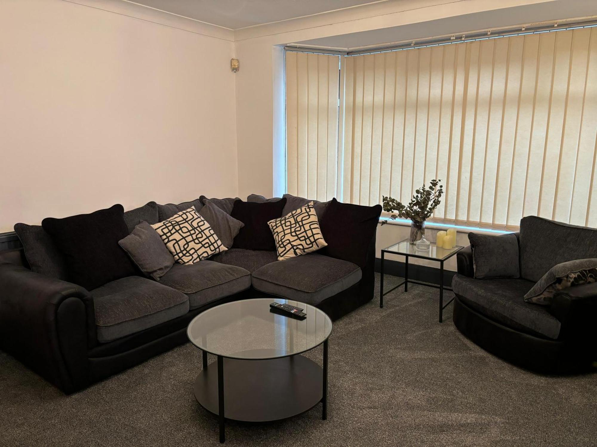 Cozy 3 Bed In With Secure Parking - Long & Short Welcome! * Halifax