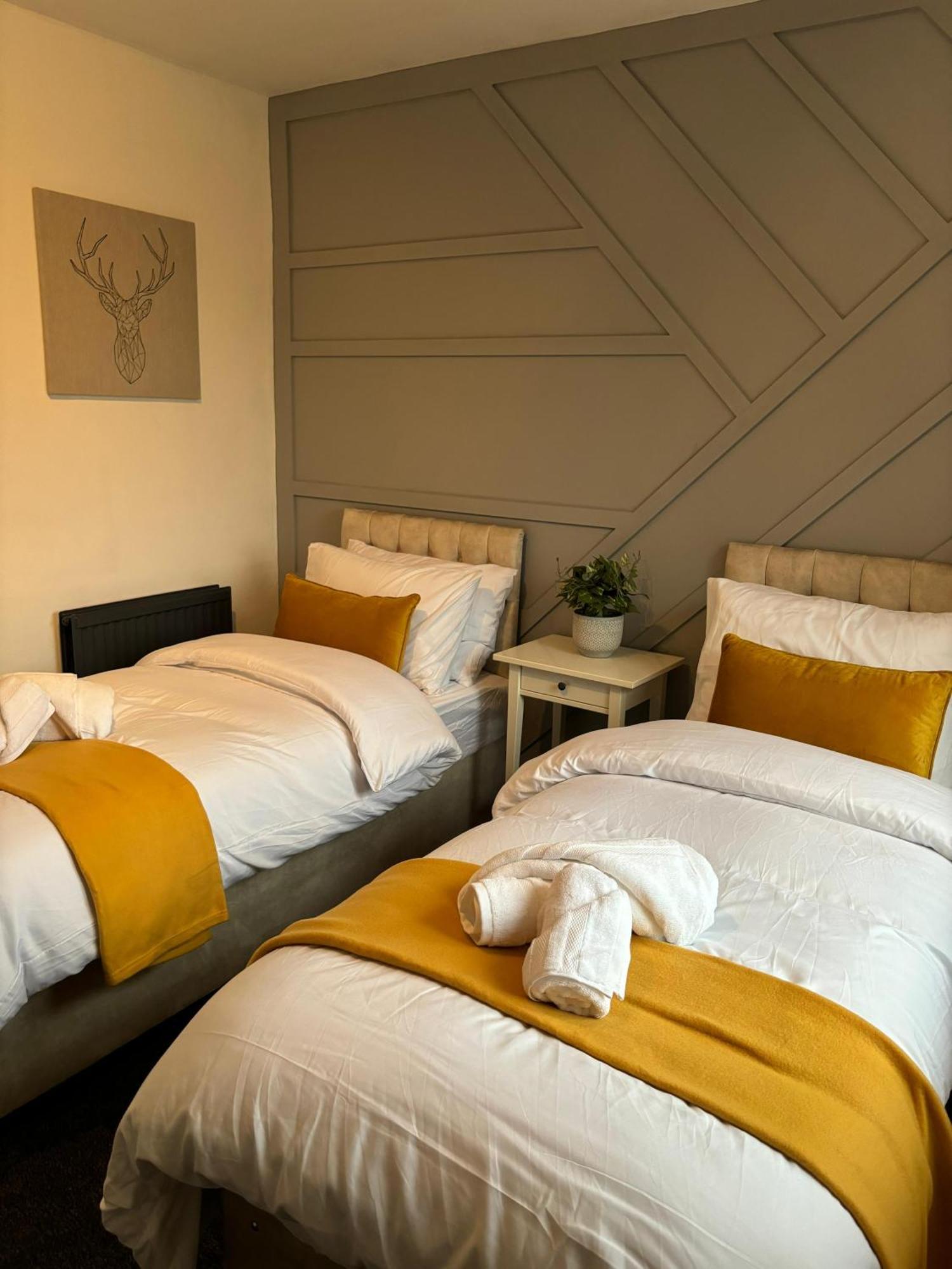 Cozy 3 Bed In With Secure Parking - Long & Short Welcome! *