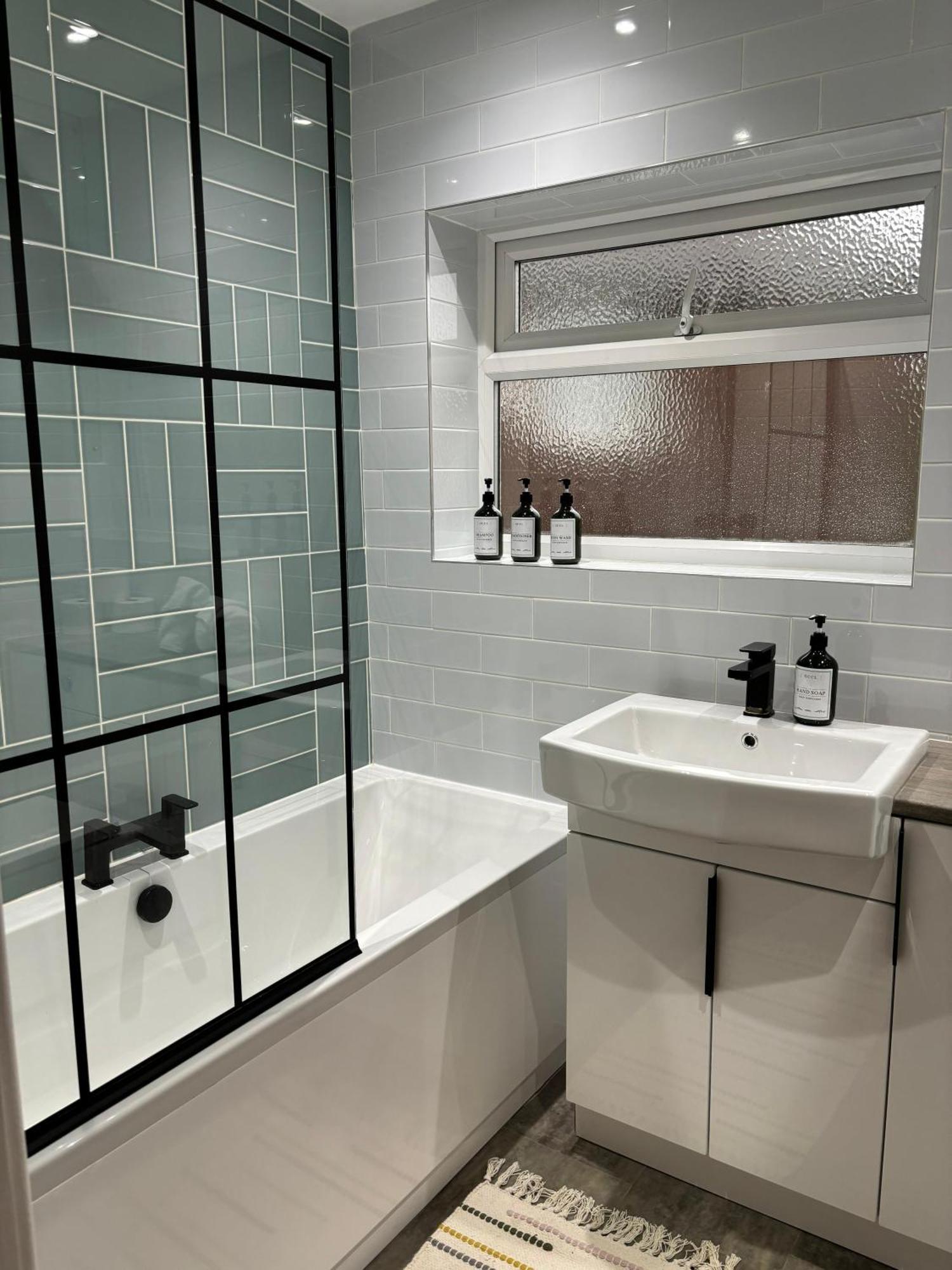 Holiday home Cozy 3 Bed In With Secure Parking - Long & Short Welcome! Halifax