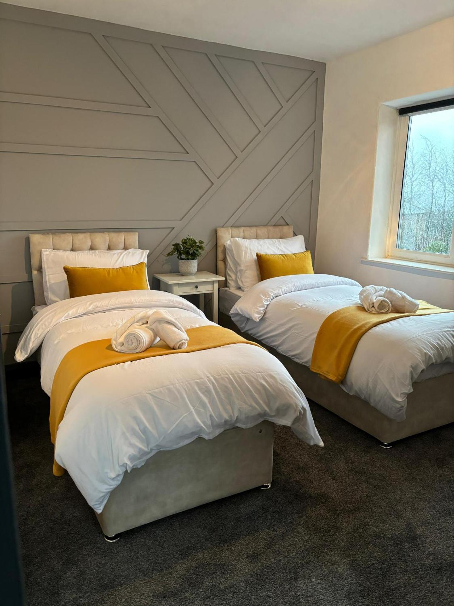 Cozy 3 Bed In With Secure Parking - Long & Short Welcome! * Halifax